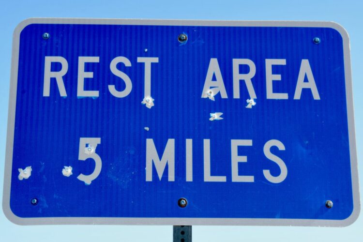 Rest Area 754 A Tol Surabaya-Gempol Mirip Mal: Nggak Cuma Restoran dan Kafe, Toko Baju pun Ada di Sini