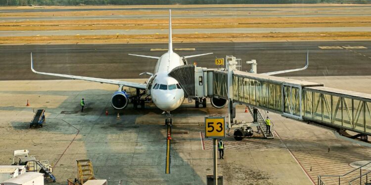Hiburan Orang Boyolali Itu Sederhana, Cukup Menyaksikan Pesawat di Sekitaran Bandara Adi Soemarmo Tanpa Pernah Menaikinya