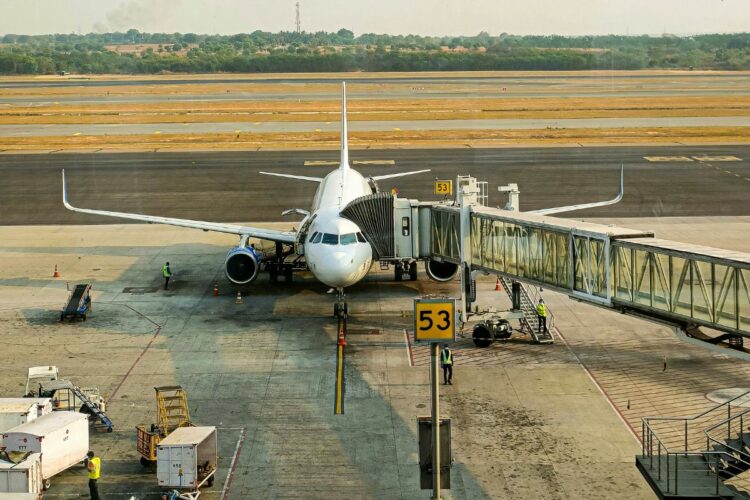 Hiburan Orang Boyolali Itu Sederhana, Cukup Menyaksikan Pesawat di Sekitaran Bandara Adi Soemarmo Tanpa Pernah Menaikinya