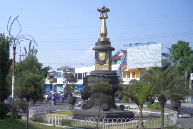 Jember Paling Jago Menjaga Jalan Rusak Tetap Rusak (Wikimedia)