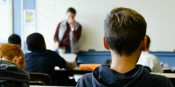 Nyatanya Guru Tak Pernah Mulia, Sejak Dulu Isinya Hanya Luka MOJOK.CO