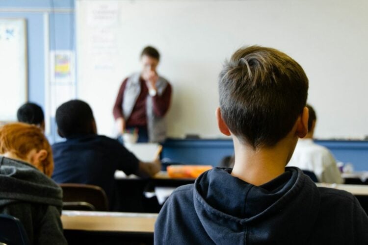 Nyatanya Guru Tak Pernah Mulia, Sejak Dulu Isinya Hanya Luka MOJOK.CO