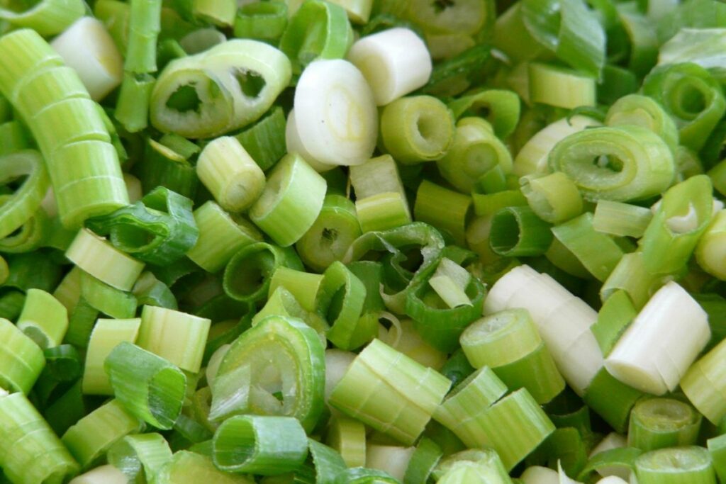 Taburan Loncang pada Mie Ayam Bukan Sekadar Topping Biasa, tapi Kunci Kenikmatan yang Sesungguhnya