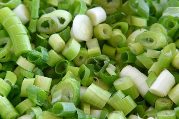 Taburan Loncang pada Mie Ayam Bukan Sekadar Topping Biasa, tapi Kunci Kenikmatan yang Sesungguhnya