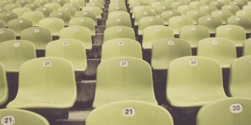 Foto bangku stadion warna hijau muda dengan tangga