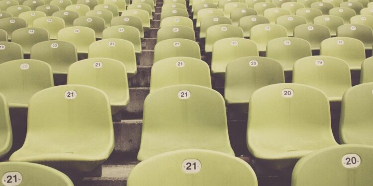 Foto bangku stadion warna hijau muda dengan tangga