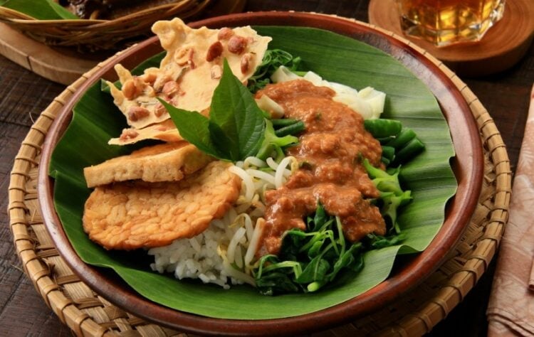 8 Ciri Warung Nasi Pecel yang Sudah Pasti Tidak Enak (Shutterstock)