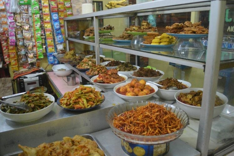 8 Dosa Warteg yang Bikin Pelanggan Kabur, Mending Tobat Deh! (Wikimedia Commons)