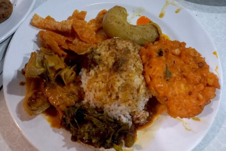 9 Ciri Warung Nasi Padang yang Sudah Pasti Enak (Hammam Izzuddin)