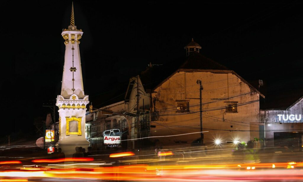 5 Alasan Warlok Malas Foto di Tugu Jogja Mojok.co