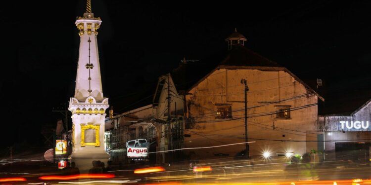 5 Alasan Warlok Malas Foto di Tugu Jogja Mojok.co