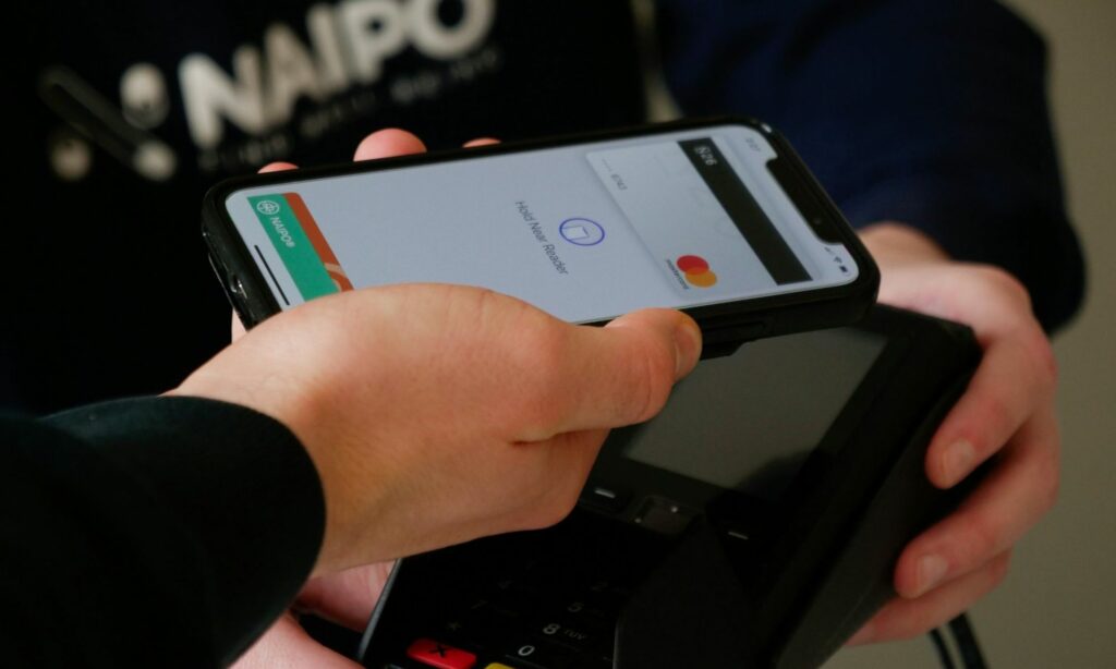 Menggugat Kafe yang Hanya Menerima Pembayaran QRIS, Apa yang Kalian Lakukan Itu Diskriminatif Mojok.co