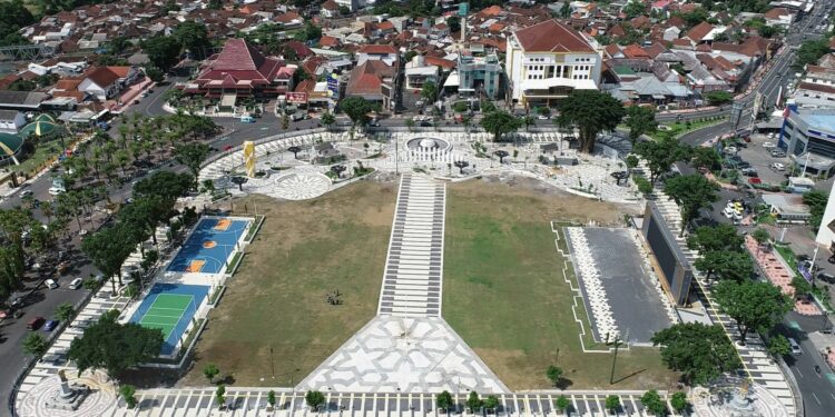 Alun-Alun Jember Nusantara yang Rusak (Lagi) Nggak Melulu Salah Warga, Ada Persoalan Lebih Besar di Baliknya Mojok.co