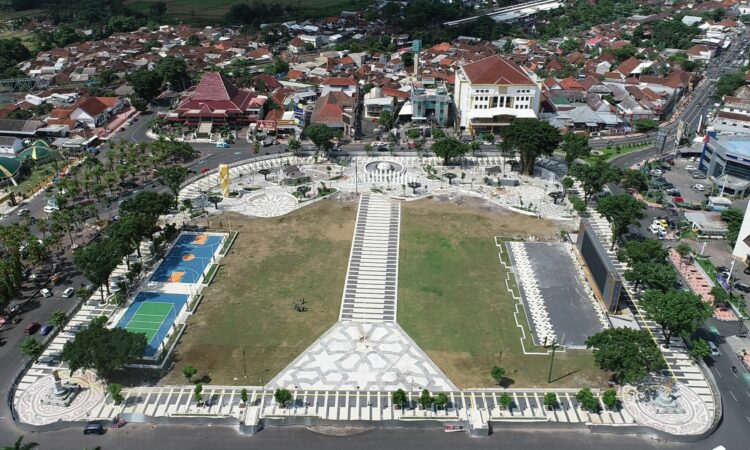 Alun-Alun Jember Nusantara yang Rusak (Lagi) Nggak Melulu Salah Warga, Ada Persoalan Lebih Besar di Baliknya Mojok.co