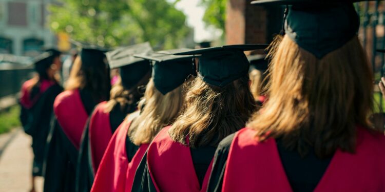 Wisuda Terasa Biasa Aja bagi Mahasiswa Jurusan Farmasi karena Setelahnya Masih Harus Sekolah Lagi Mojok.co