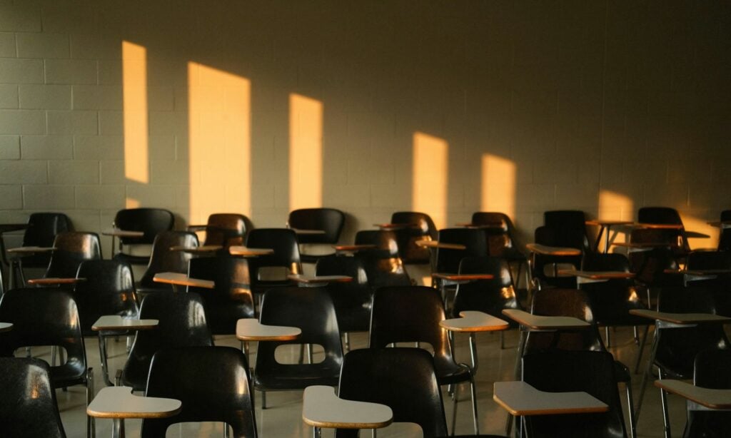 Penyesalan Mereka yang Kuliah 7 Tahun: Kehilangan Teman Seperjuangan, Karier Terhambat, hingga Merepotkan Orang Tua Mojok.co