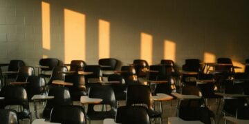 Penyesalan Mereka yang Kuliah 7 Tahun: Kehilangan Teman Seperjuangan, Karier Terhambat, hingga Merepotkan Orang Tua Mojok.co