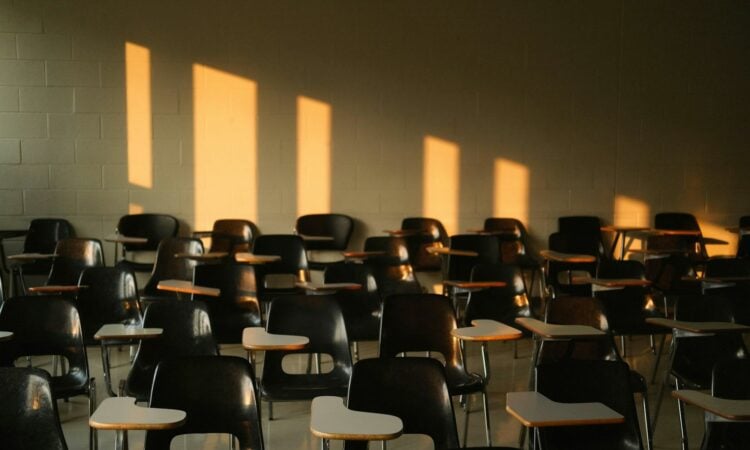 Penyesalan Mereka yang Kuliah 7 Tahun: Kehilangan Teman Seperjuangan, Karier Terhambat, hingga Merepotkan Orang Tua Mojok.co