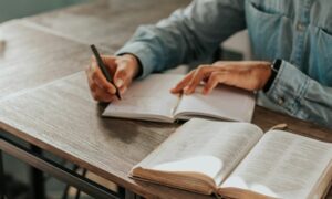 Kerja Sambil Kuliah S2 demi Menutupi Hidup yang Terlanjur Medioker