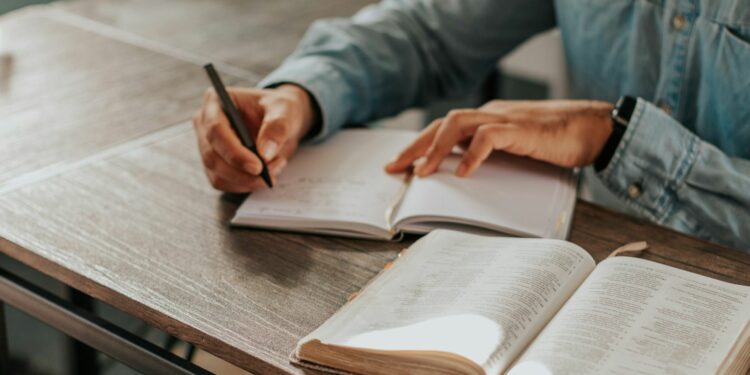 Kerja Sambil Kuliah S2 demi Menutupi Hidup yang Terlanjur Medioker Mojok.co