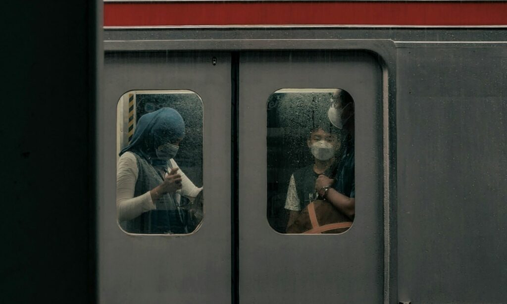 Bepergian Solo-Jogja Lebih Nyaman Naik Motor daripada KRL yang Penuh Sesak Mojok.co