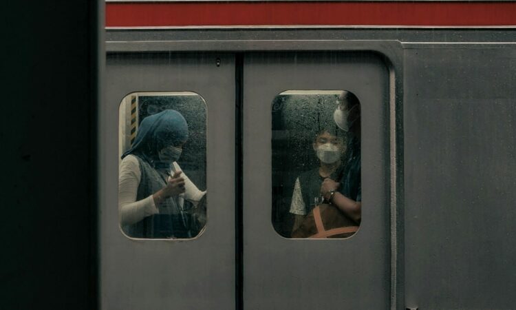 Bepergian Solo-Jogja Lebih Nyaman Naik Motor daripada KRL yang Penuh Sesak Mojok.co