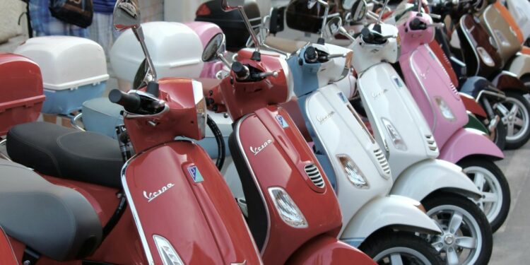 Vespa Matic: Tampilannya Keren, tapi Payah di Jalan Nggak Rata dan Tanjakan Mojok.co