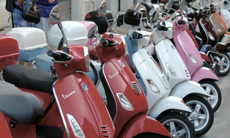 Vespa Matic: Tampilannya Keren, tapi Payah di Jalan Nggak Rata dan Tanjakan Mojok.co