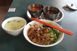 Panduan Menikmati Mie Ayam dengan Saos Menurut Anak Pedagang. Beda Jenis, Beda Saosnya