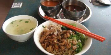 Panduan Menikmati Mie Ayam dengan Saos Menurut Anak Pedagang. Beda Jenis, Beda Saosnya