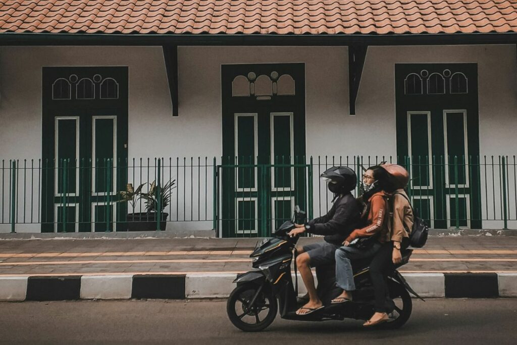 Umur 30 Tahun Nggak Bisa Naik Motor Nggak Bikin Saya Malu, Menjadi Penumpang Sejati Nggak Seburuk yang Dipikirkan Orang