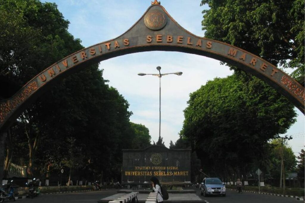 Stop Bilang Mahasiswa UNS Anak Buangan UGM, Nggak Semua Anak UNS Dulu Daftar ke Sana!