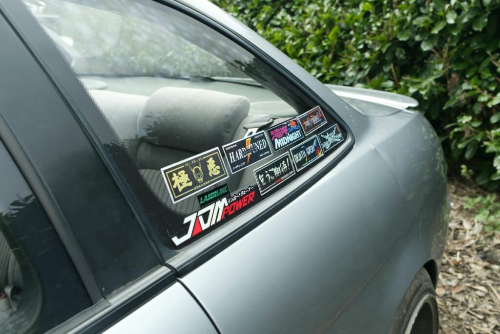 Dear, Pemilik Bengkel, Jangan Sembarangan Menempel Stiker di Kendaraan Kami. Nyebelin!