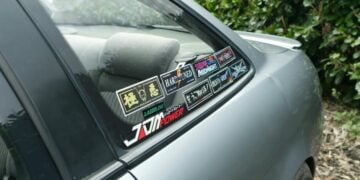 Dear, Pemilik Bengkel, Jangan Sembarangan Menempel Stiker di Kendaraan Kami. Nyebelin!