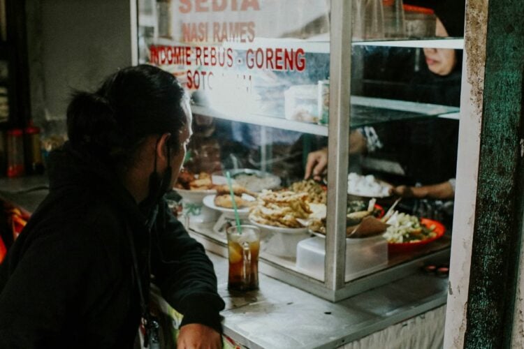 5 Ciri Warteg yang Masakannya Sudah Pasti Enak, Nggak Bikin Kapok Pembeli