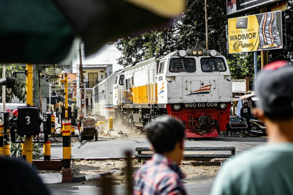 3 Hal Tidak Menyenangkan yang Saya Jumpai di Perlintasan Kereta Pasar Nongko Solo