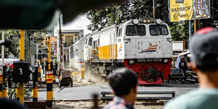 3 Hal Tidak Menyenangkan yang Saya Jumpai di Perlintasan Kereta Pasar Nongko Solo