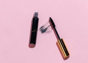 Trik Menghapus Maskara Waterproof supaya Nggak Berujung Sengsara