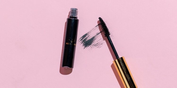 Trik Menghapus Maskara Waterproof supaya Nggak Berujung Sengsara