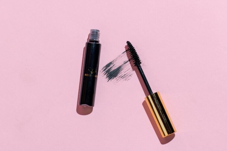 Trik Menghapus Maskara Waterproof supaya Nggak Berujung Sengsara