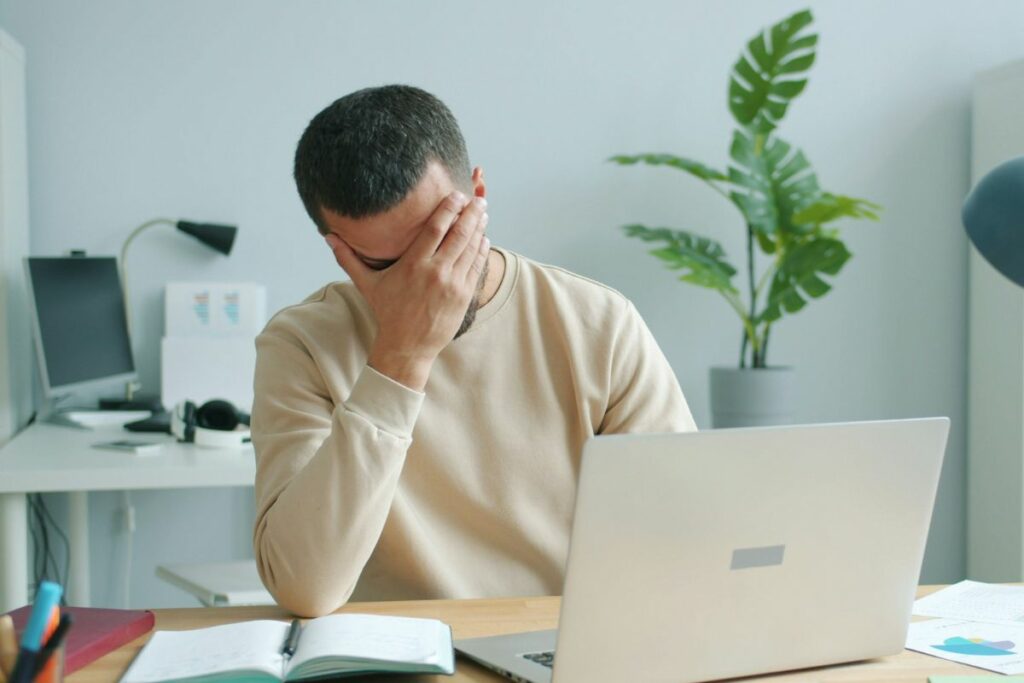 Cari Kerja Memang Susah, tapi Bertahan di Lingkungan Kerja Toxic Juga Nggak Ada Gunanya