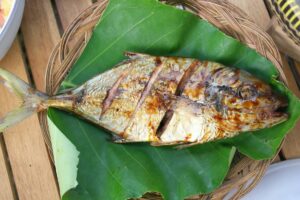 Menggugat Ikan Bakar yang Digoreng Dulu: Kebohongan Penjual Ikan Bakar yang Sudah Dinormalisasi