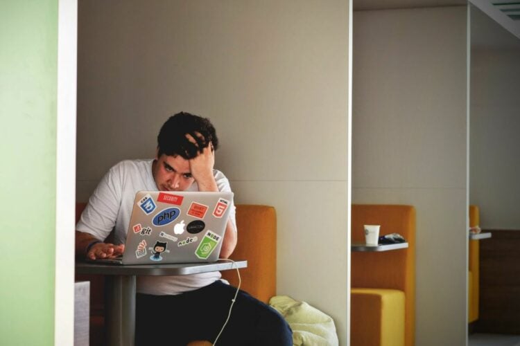 Dosen Munafik Berhenti Belajar, Tapi Sok Paling Tahu (Unsplash)