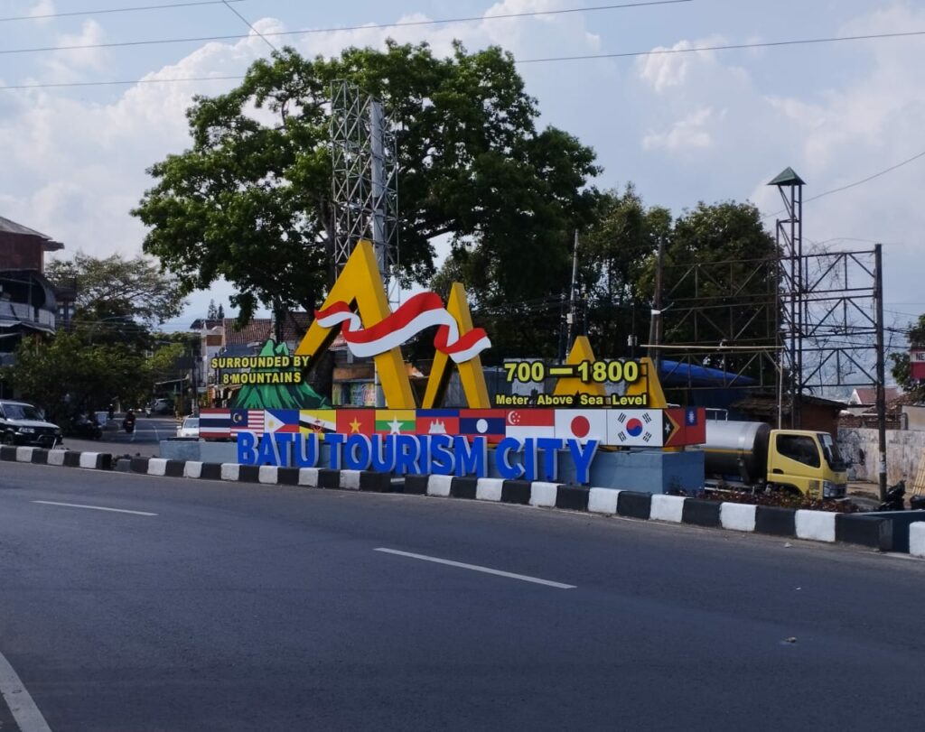 Taman Jalan Sultan Agung Bukti Betapa Jelek Selera Pemkot Batu, Seharusnya Bisa Lebih Bagus dari Itu Mojok.co