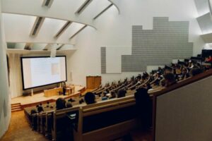 Orang Paling Celaka di Dunia Ini Adalah yang Masih Menganggap Universitas Terbuka Kampus Buangan padahal Justru Terlalu Maju untuk Zaman Ini