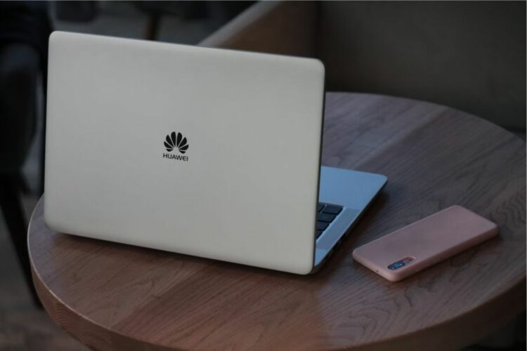 Wahai Reviewer Gadget, Berhentilah Mendewakan Produk Huawei, Google Service Tetaplah Penting!