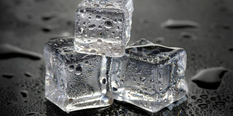 Sisi Gelap Produksi Es Batu Kristal: Klaim Higienis, padahal Distribusinya Serampangan!