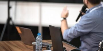 Bayar UKT Tiap Semester Hanya demi Mendengar Teman Ngelantur di Depan Kelas: Cacatnya Model Pembelajaran Student-Centered Learning