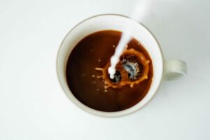 Saya Menyerah pada Kopi Susu Oat Kemasan, Semua Rasanya Bikin Kapok Nggak Ketulungan
