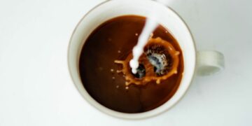 Saya Menyerah pada Kopi Susu Oat Kemasan, Semua Rasanya Bikin Kapok Nggak Ketulungan